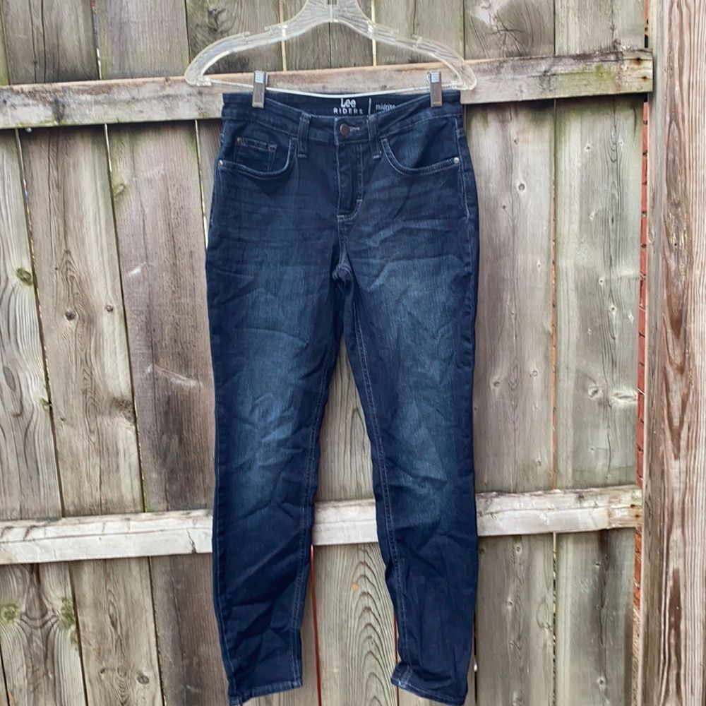 Lee mid rise skinny jeans sz. 4 medium